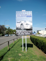 cartello pubblicitario stradale