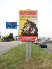cartello pubblicitario stradale